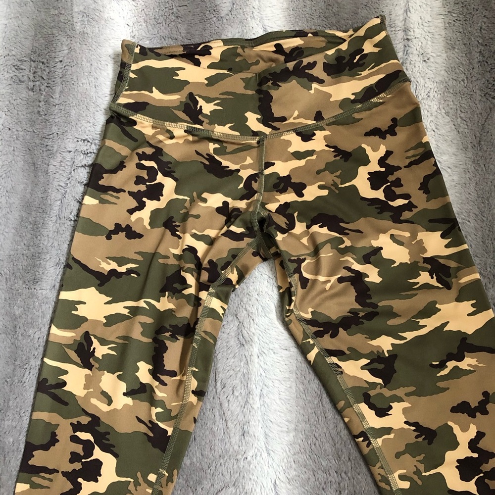 Public Myth Women’s camo legging (size small)